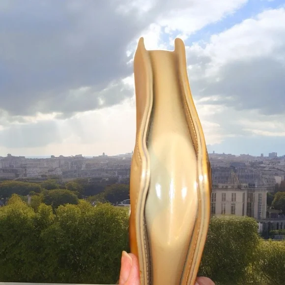 LOUIS VUITTON
Noisette Monogram Vernis Lexington Pochette Bag - Picture 5 of 10